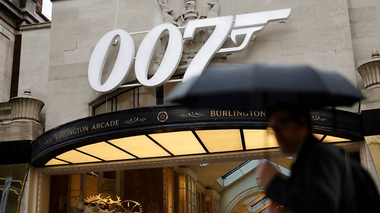 James Bond 007 soll den König retten 