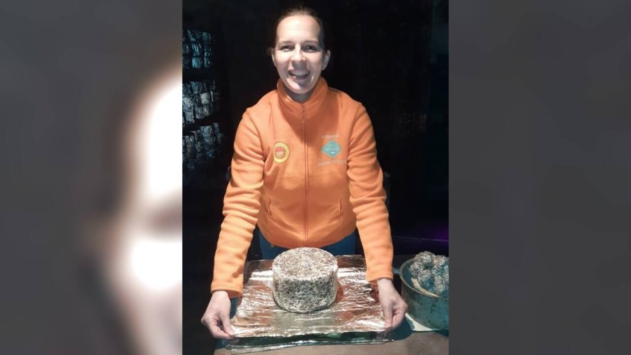 Mit der Folie versiegelt Bénédicte Cros den Roquefort-Käse. 