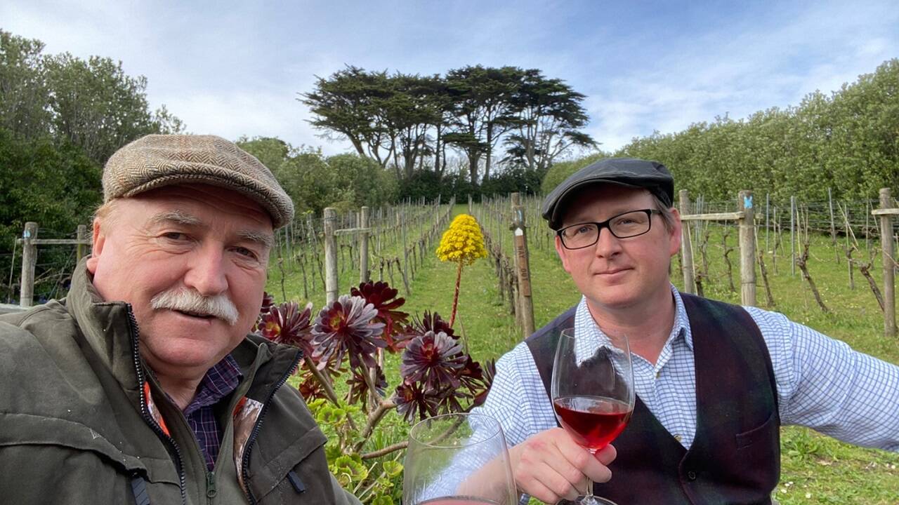 Willi Opitz und George Thrubody, Holy-Vale-Vineyard-Manager. Von diesem Weingut stammen die Pinot-noir-Trauben der Coronation Cuvée.  