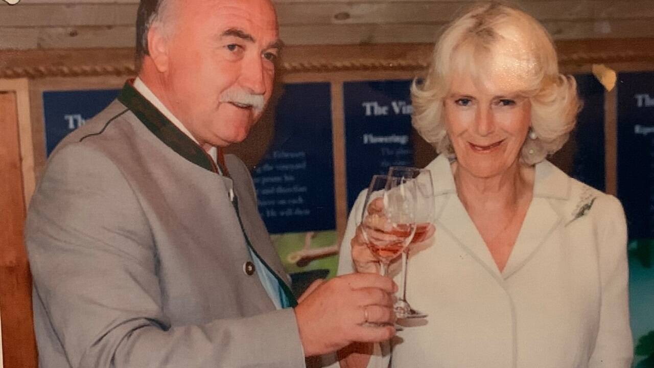 Winzer Willi Opitz mit der künftigen Königin Camilla im Jahr 2018 bei der Eröffnung des Weinguts in Cornwall/Scilly-Inseln. 
