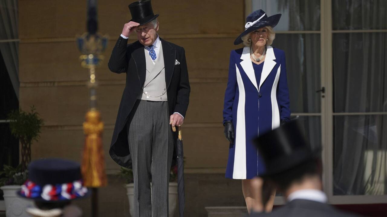 König Charles und seine Frau Camilla bei einer Gartenparty im Buckingham-Palast am Mittwoch in London.  