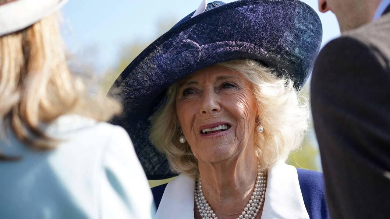 Camilla bei der Gartenparty.  