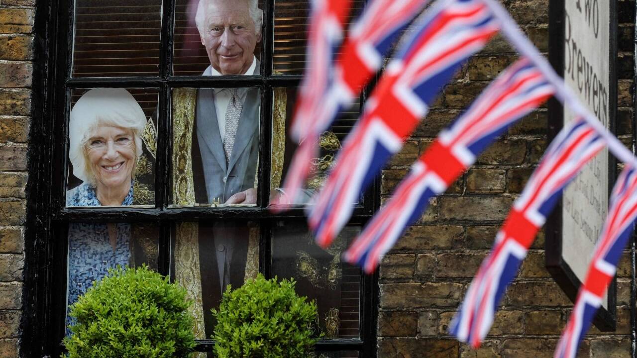 König Charles und seine Frau Camilla bei einer Gartenparty im Buckingham-Palast am Mittwoch in London.  