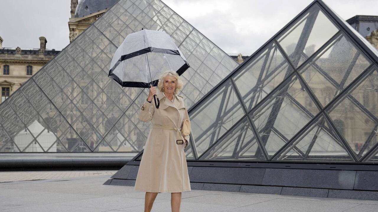 Ein Bild von Camilla in Paris vor dem Louvre (2013).  
