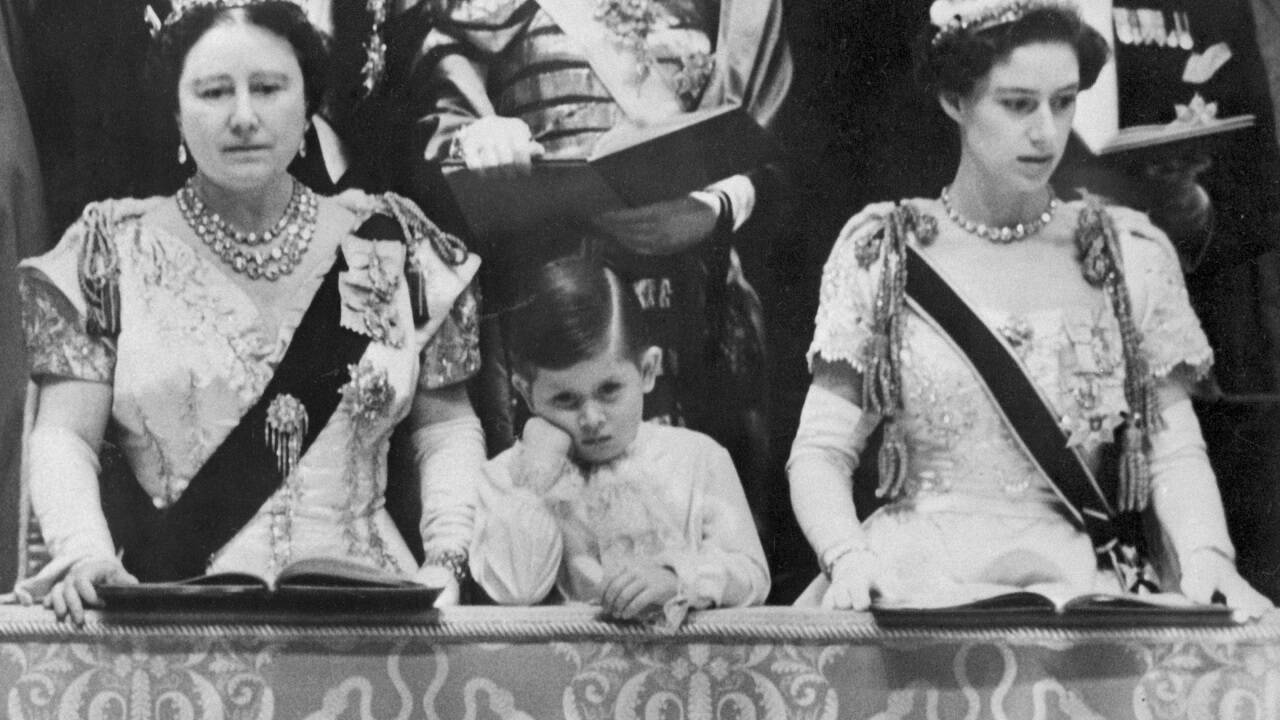 Prinz Charles war bei der Krönung seiner Mutter im Jahr 1953 dabei. Er war 4,5 Jahre alt – im Bild links ist seine Großmutter („Queen Mum“) zu sehen, rechts seine Tante Prinzessin Margaret. 