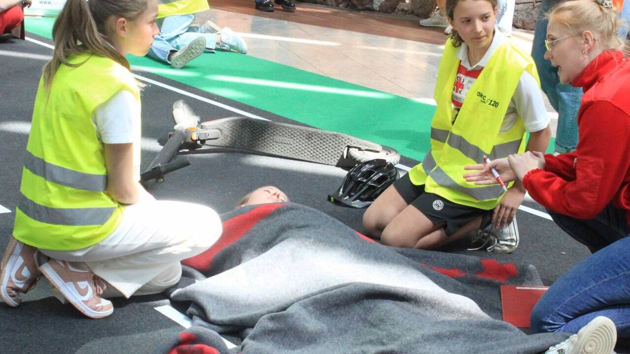 Erste Hilfe nach Verkehrsunfall.  Erste Hilfe nach Verkehrsunfall.