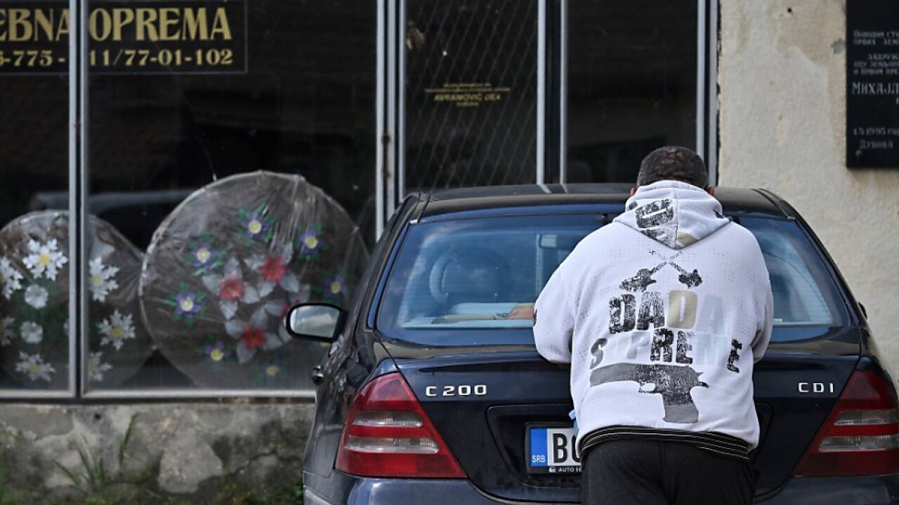 Mann vor Auslage des Bestattungsinstituts von Dubona 