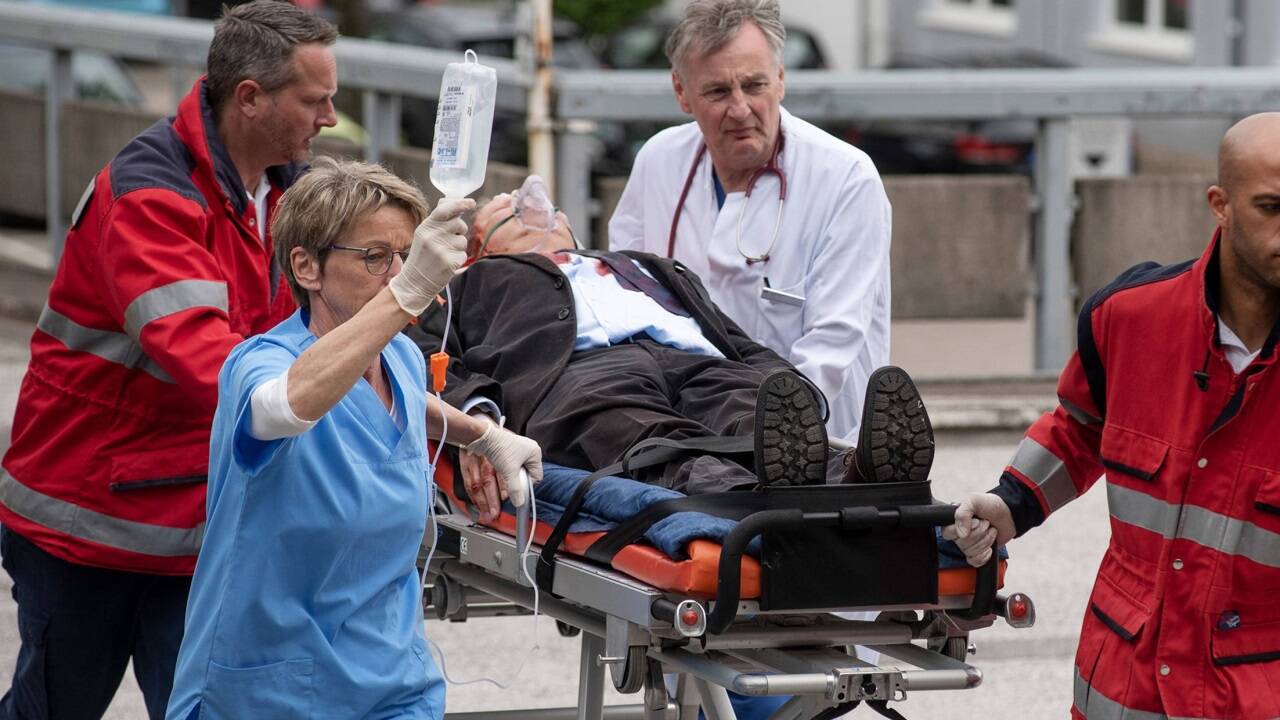 Hauptkommissar Borowski wird ins Krankenhaus gebracht. 
