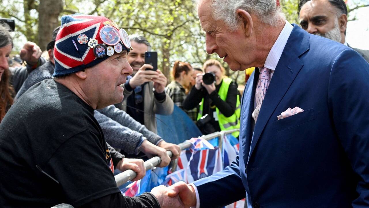 König Charles III. traf am Freitag auf einen seiner größten Fans: John Loughrey. König Charles III. traf am Freitag auf einen seiner größten Fans: John Loughrey.