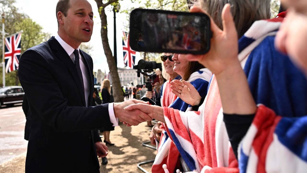Auch Thronfolger Prinz William schüttelte am Freitag entlang der Krönungsroute zahlreiche Hände. Auch Thronfolger Prinz William schüttelte am Freitag entlang der Krönungsroute zahlreiche Hände.