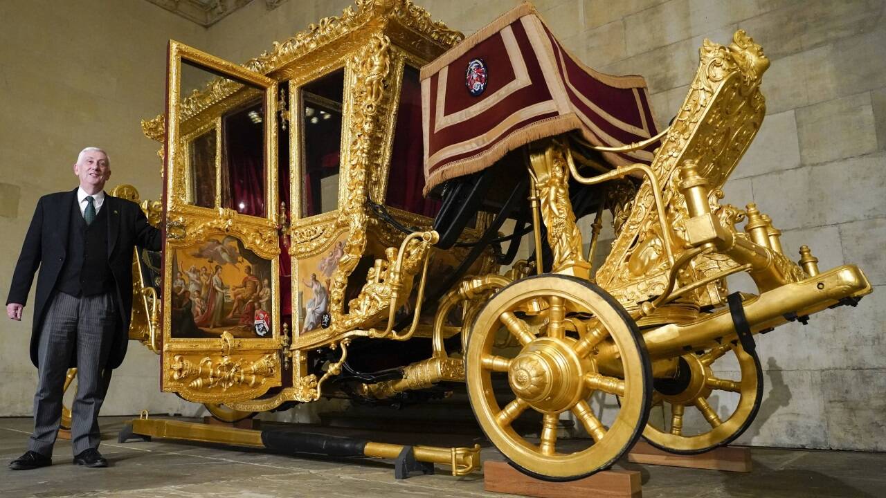 Mit der „Gold State Coach“ fährt das frisch gekrönte Paar nach der Zeremonie zurück zum Buckingham Palast. Mit der „Gold State Coach“ fährt das frisch gekrönte Paar nach der Zeremonie zurück zum Buckingham Palast.