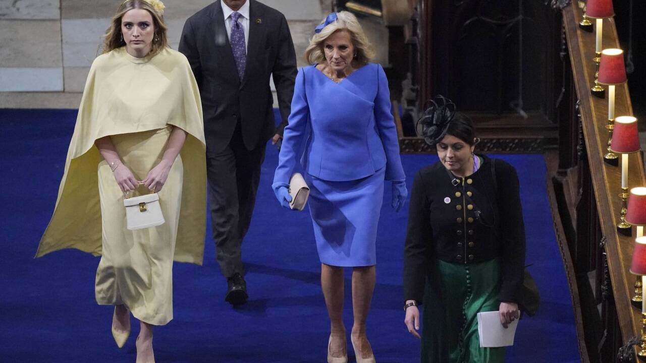 Viele Staatsoberhäupter und Politikerinnen und Politiker sowie deren Vertreter nahmen an der Krönungsfeier teil: First Lady aus den USA, Jill Biden, mit ihrer Enkeltochter Finnegan. Viele Staatsoberhäupter und Politikerinnen und Politiker sowie deren Vertreter nahmen an der Krönungsfeier teil: First Lady aus den USA, Jill Biden, mit ihrer Enkeltochter Finnegan.
