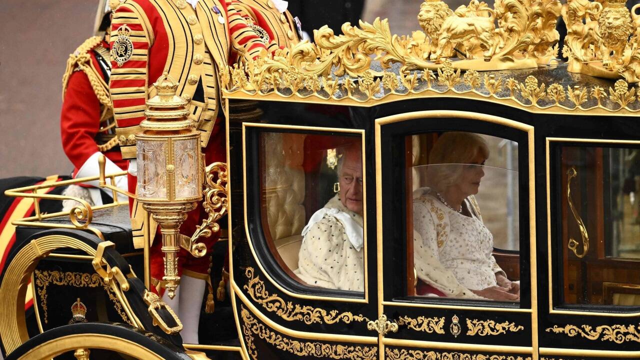 In dieser Kutsche, der „Diamond Jubilee State Coach“, fuhren König Charles und Königin Camilla vom Buckingham Palace zur Westminster Abbey. In dieser Kutsche, der „Diamond Jubilee State Coach“, fuhren König Charles und Königin Camilla vom Buckingham Palace zur Westminster Abbey.