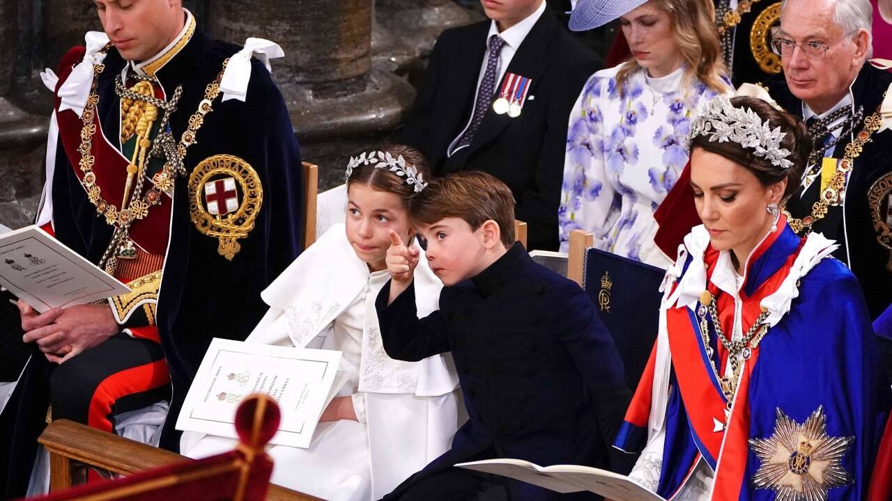 In der ersten Reihe nahmen Platz: Prinz William und seine Frau Catherine mit den beiden jüngeren Kindern Charlotte und Louis. In der ersten Reihe nahmen Platz: Prinz William und seine Frau Catherine mit den beiden jüngeren Kindern Charlotte und Louis.
