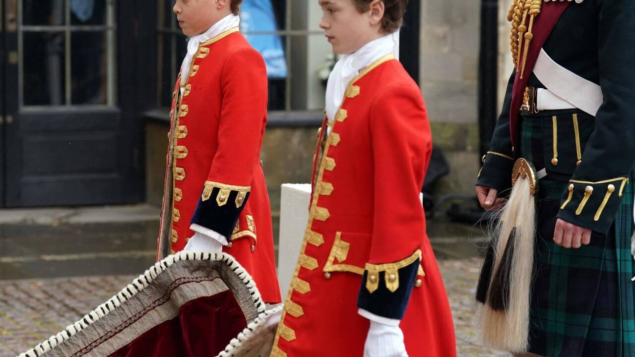 Ihr ältester Sohn George (links) hatte eine besondere Aufgabe: Er war Ehrenpage bei der Krönungszeremonie seines Großvaters. Ihr ältester Sohn George (links) hatte eine besondere Aufgabe: Er war Ehrenpage bei der Krönungszeremonie seines Großvaters.