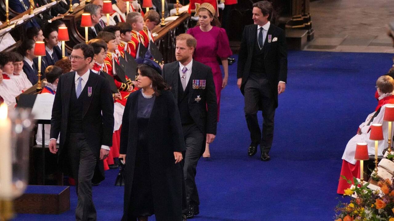 Nicht in der ersten Reihe, sondern deutlich weiter hinten, saß Williams Bruder Harry. Er betrat mit seinen Cousinen Eugenie und Beatrice und ihren Partnern die Kirche. Seine Frau Meghan blieb in den USA bei den beiden Kindern. Nicht in der ersten Reihe, sondern deutlich weiter hinten, saß Williams Bruder Harry. Er betrat mit seinen Cousinen Eugenie und Beatrice und ihren Partnern die Kirche. Seine Frau Meghan blieb in den USA bei den beiden Kindern.