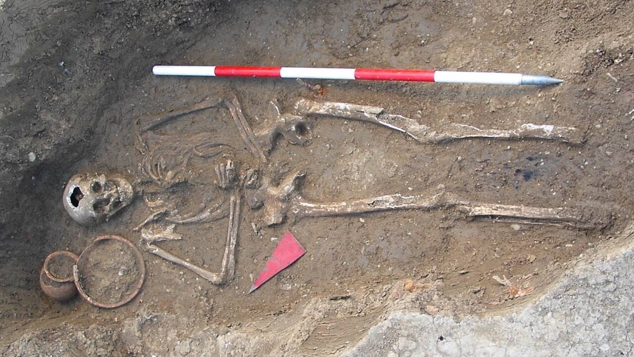 Die Forscher untersuchen 300 Tote in zwei Gräberfeldern. Bei einem Teil handelt es sich um Körperbestattungen. Die Forscher untersuchen 300 Tote in zwei Gräberfeldern. Bei einem Teil handelt es sich um Körperbestattungen.