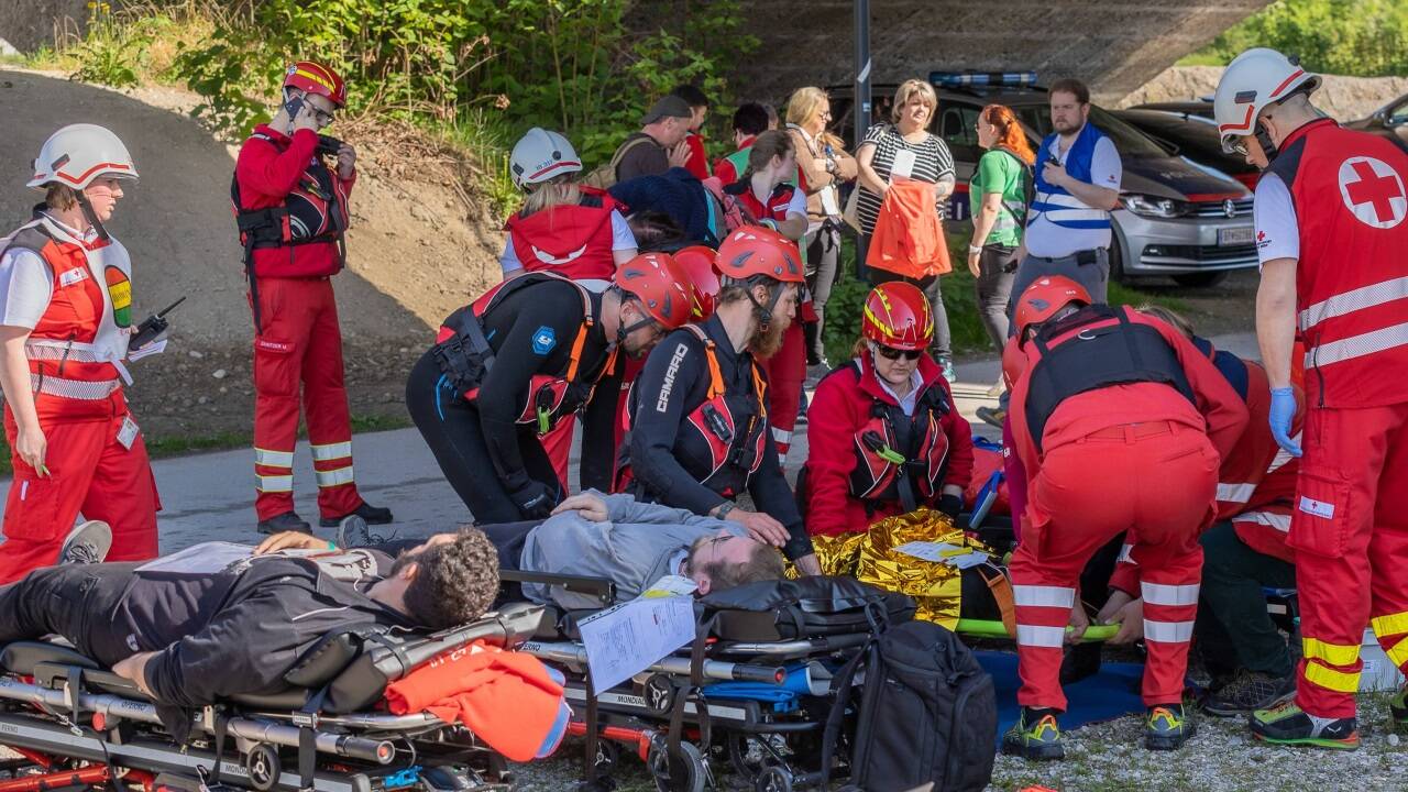 Im Bild Retter des Roten Kreuzes bei der Versorgung von Verletzten.  