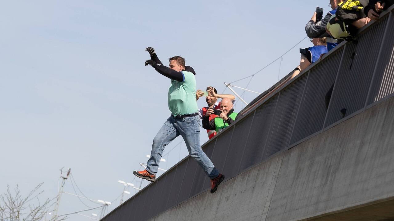 An der Übung nahmen auch Statisten teil. Übungsdarsteller sprangen sogar ins Wasser, um den Ernstfall möglichst authentisch und umfassend zu simulieren.  