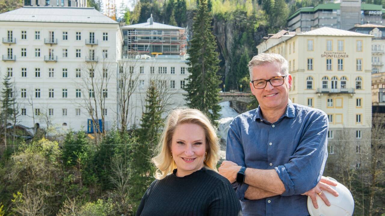 Personalchefin Gabriele Frohnwieser und General Manager Michael Posch sind gefordert: in wenigen Wochen müssen sie Köche, Kellnerinnen, Spa-Mitarbeiterinnen und Reinigungskräfte nach Bad Gastein bringen. Personalchefin Gabriele Frohnwieser und General Manager Michael Posch sind gefordert: in wenigen Wochen müssen sie Köche, Kellnerinnen, Spa-Mitarbeiterinnen und Reinigungskräfte nach Bad Gastein bringen.