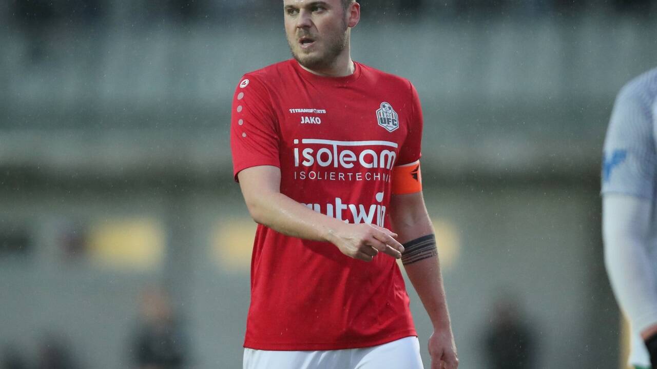 Der Ex-Mattersburger Christopher Mayr tauscht das Halleiner Trikot gegen die Eugendorfer Wäsche.  