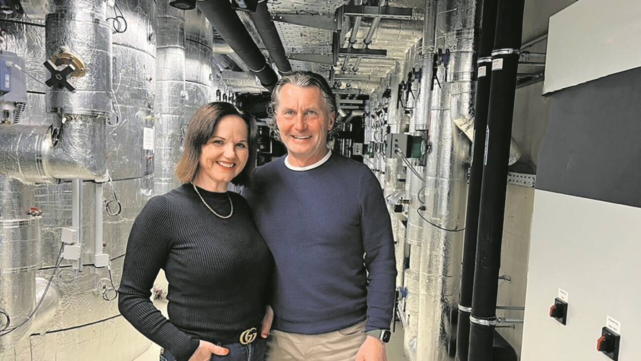 Renate und Hubert Oberlader im Werkraum ihrer preisgekrönten Energieanlage.  
