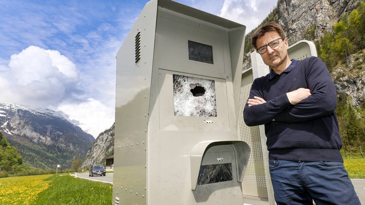 Der Weißbacher Bürgermeister Josef Hohenwarter mit der in den vergangenen Tagen zerstörten Radarbox in Dießbach. Der Weißbacher Bürgermeister Josef Hohenwarter mit der in den vergangenen Tagen zerstörten Radarbox in Dießbach.