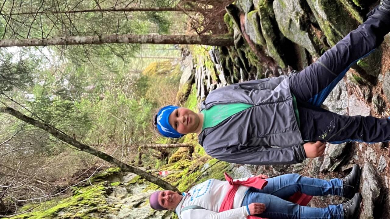 Die Entdecker des grünen Regenwurms: Es war Ilvy Mitterer (links; mit Tante und Bruder), welche das besondere Tier am Alten Krimmler Tauernweg – hier im Bild – zuerst gesehen hat. 