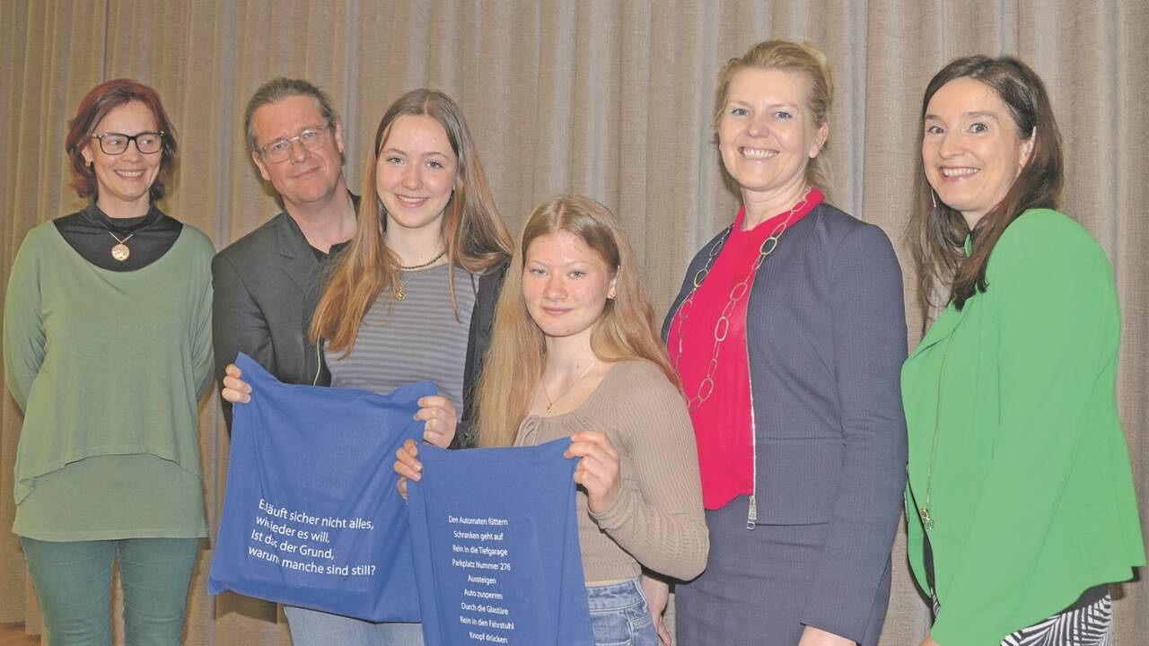 Deutschlehrerin Helga Oppitz, Architekt Carsten Innerhofer, Lia Krempler (2. Preis), Sophia Auer (1. Preis), Dir. Annemarie Seethaler und Sylvia Kleindienst (Verein at+s) bei der Preisverleihung am Bundesgymnasium Seekirchen (v.l.) 