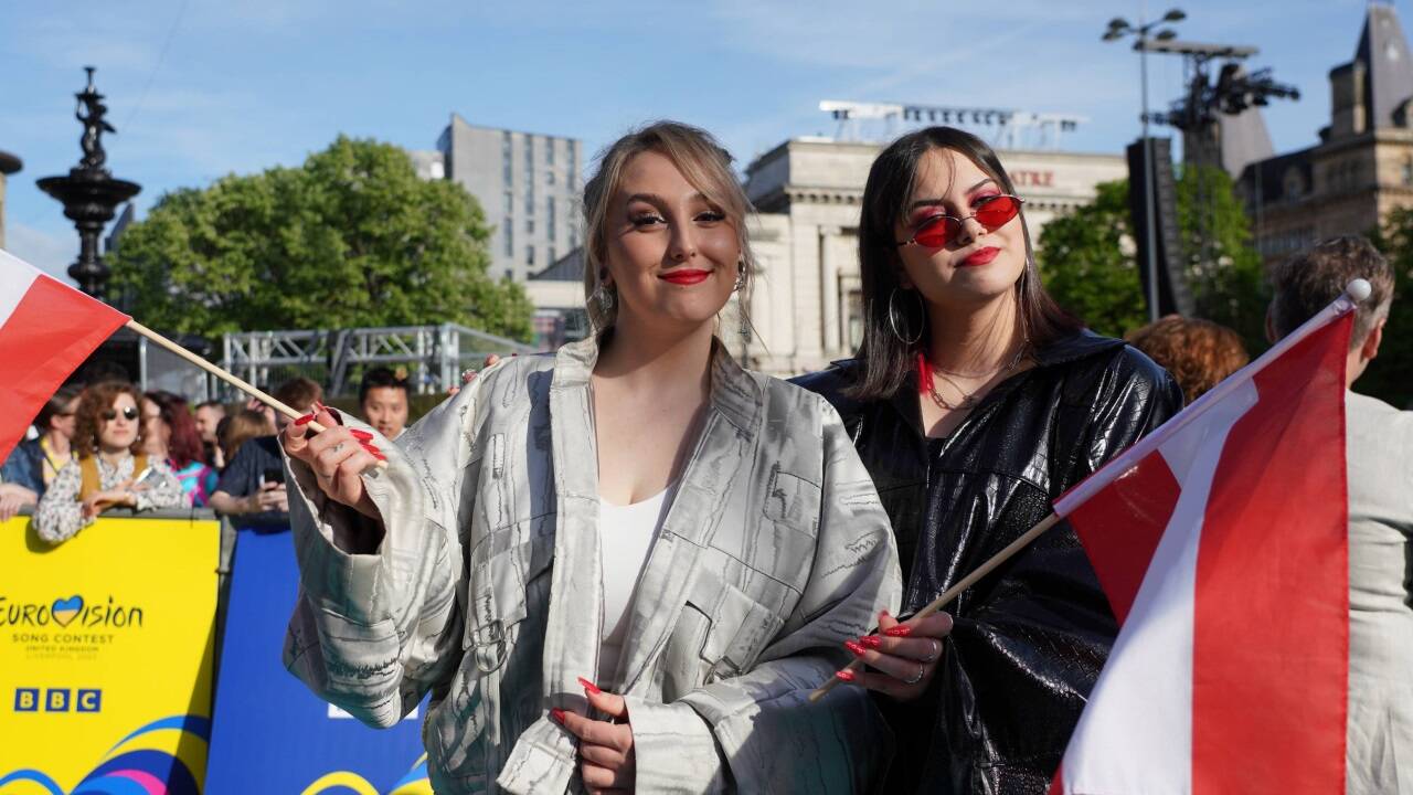 Fahne und Farben, auch das ist der Song Contest (im Bild das österreichische Duo Teya & Salena in Liverpool).  
