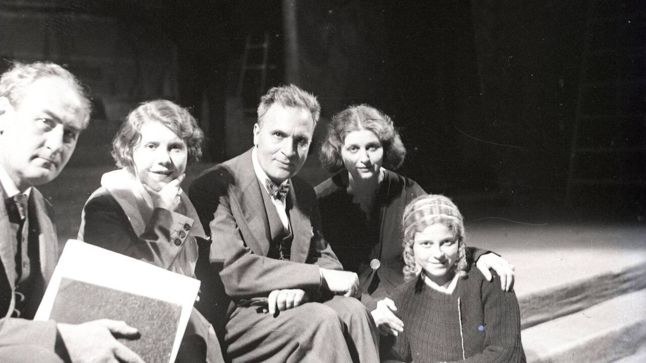 Probenfoto von 1933 (v.l.n.r.): N.N., Rosette Anday, Bruno Walter, Margarete Wallmann, Maria Cebotari  Probenfoto von 1933 (v.l.n.r.): N.N., Rosette Anday, Bruno Walter, Margarete Wallmann, Maria Cebotari