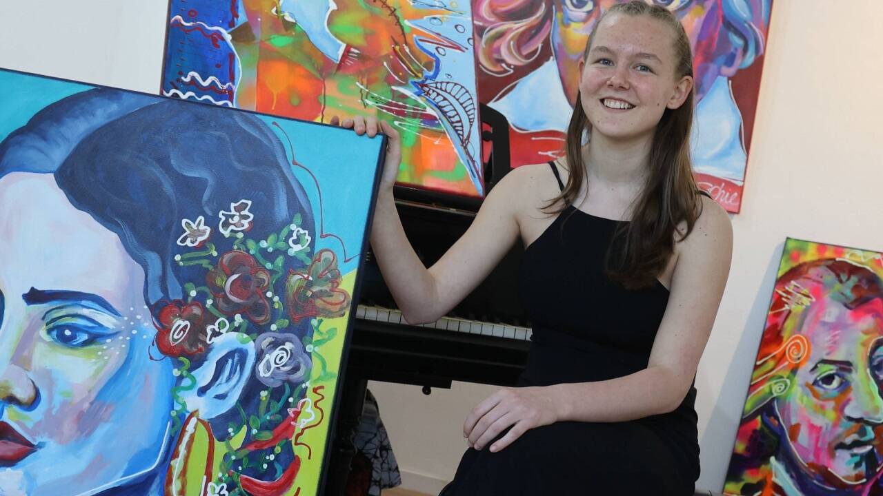 Sophie Aichner wird bei ihrer eigenen Vernissage Klavier spielen.  