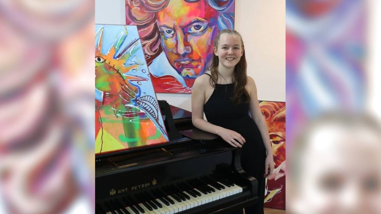 Sophie Aichner wird bei ihrer eigenen Vernissage Klavier spielen.  