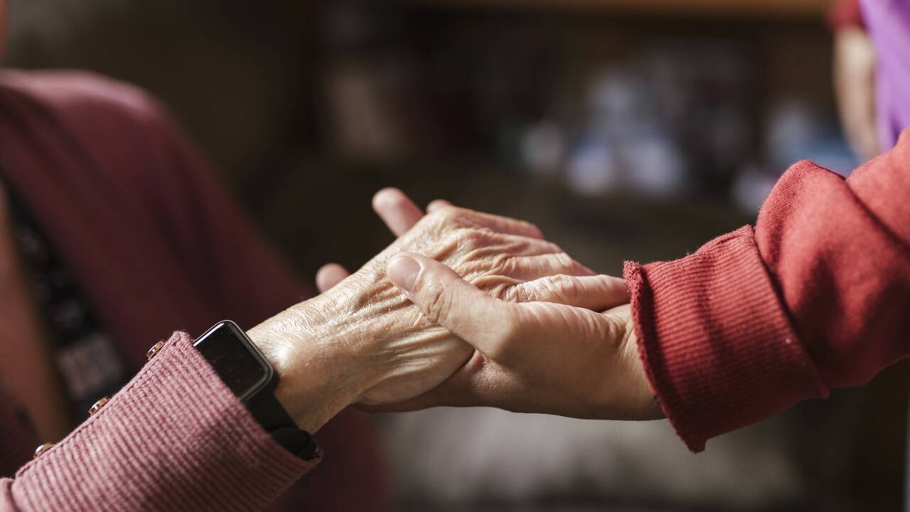 Mit der Betreuung und Pflege Angehöriger sind in Österreich viele Menschen beschäftigt. Im Burgenland können sie sich unter bestimmten Voraussetzungen anstellen lassen.  Mit der Betreuung und Pflege Angehöriger sind in Österreich viele Menschen beschäftigt. Im Burgenland können sie sich unter bestimmten Voraussetzungen anstellen lassen.