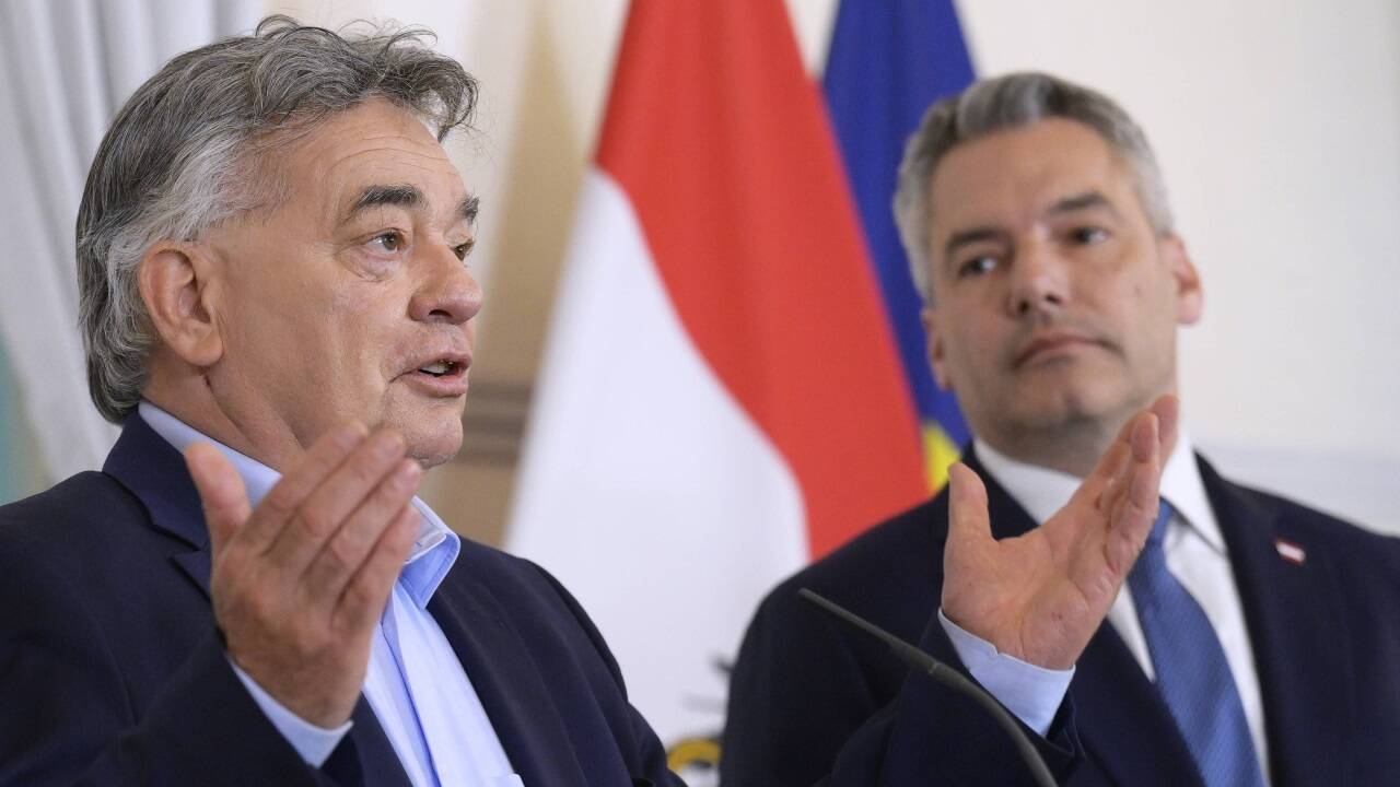 Vizekanzler Werner Kogler und Kanzler Karl Nehammer bei der Pressekonferenz am Mittwoch in Wien.  