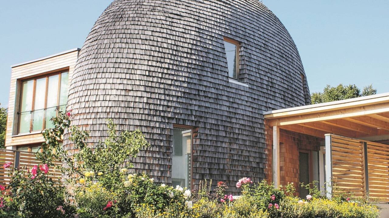 Schindeln sind nicht nur etwas für Almhütten. Architekten wählen sie auch für moderne Bauten. 