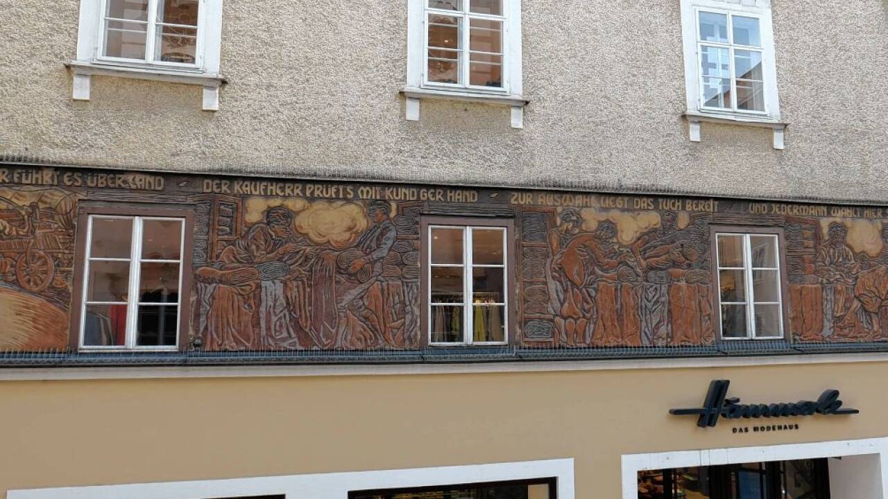 Die Fassade des Hämmerle-Hauses am Salzburger Rathausplatz mit dem Reisenbichler-Sgraffito.  