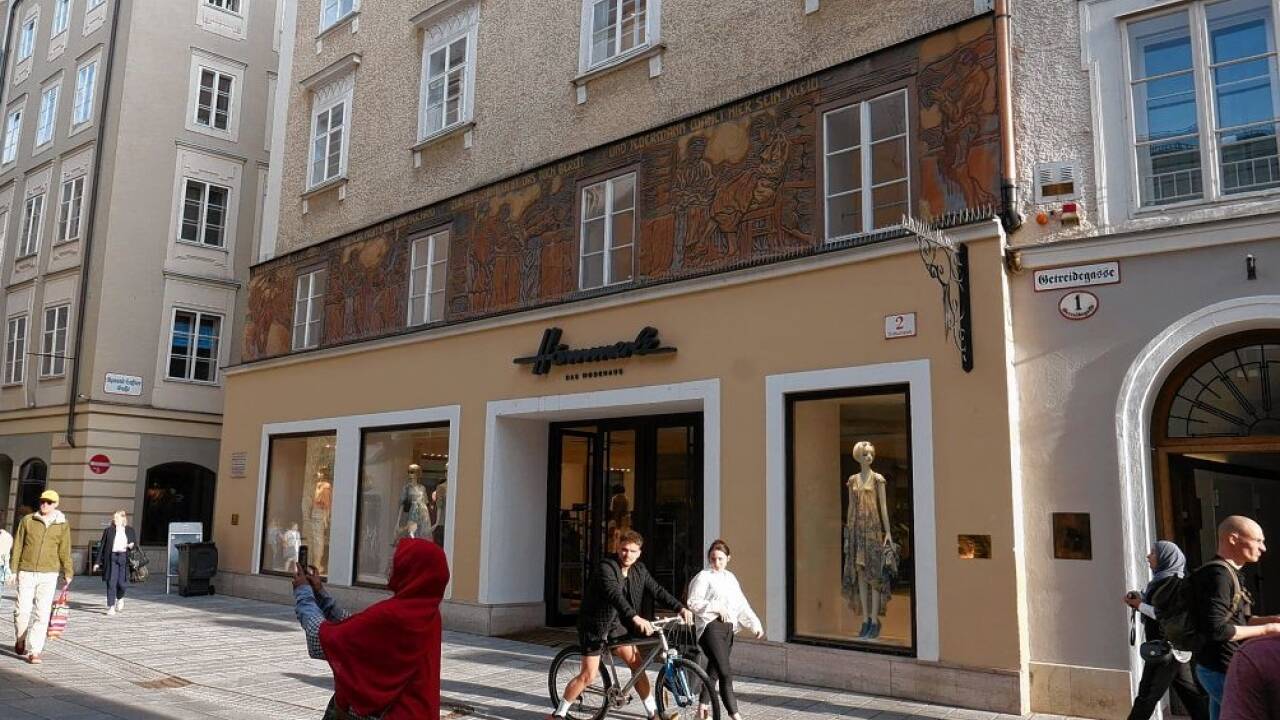 Die Fassade des Hämmerle-Hauses am Salzburger Rathausplatz mit dem Reisenbichler-Sgraffito.  