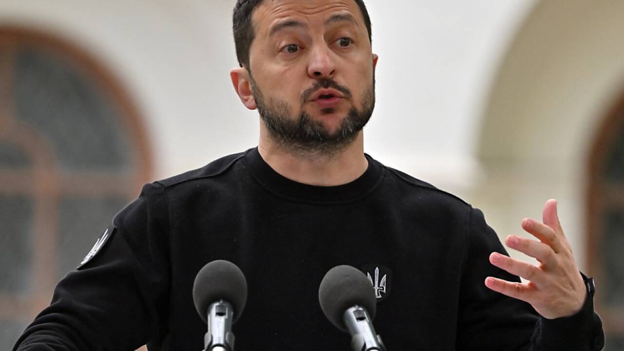 Ukraines Präsident wartet auf Lieferung von gepanzerten Fahrzeugen 