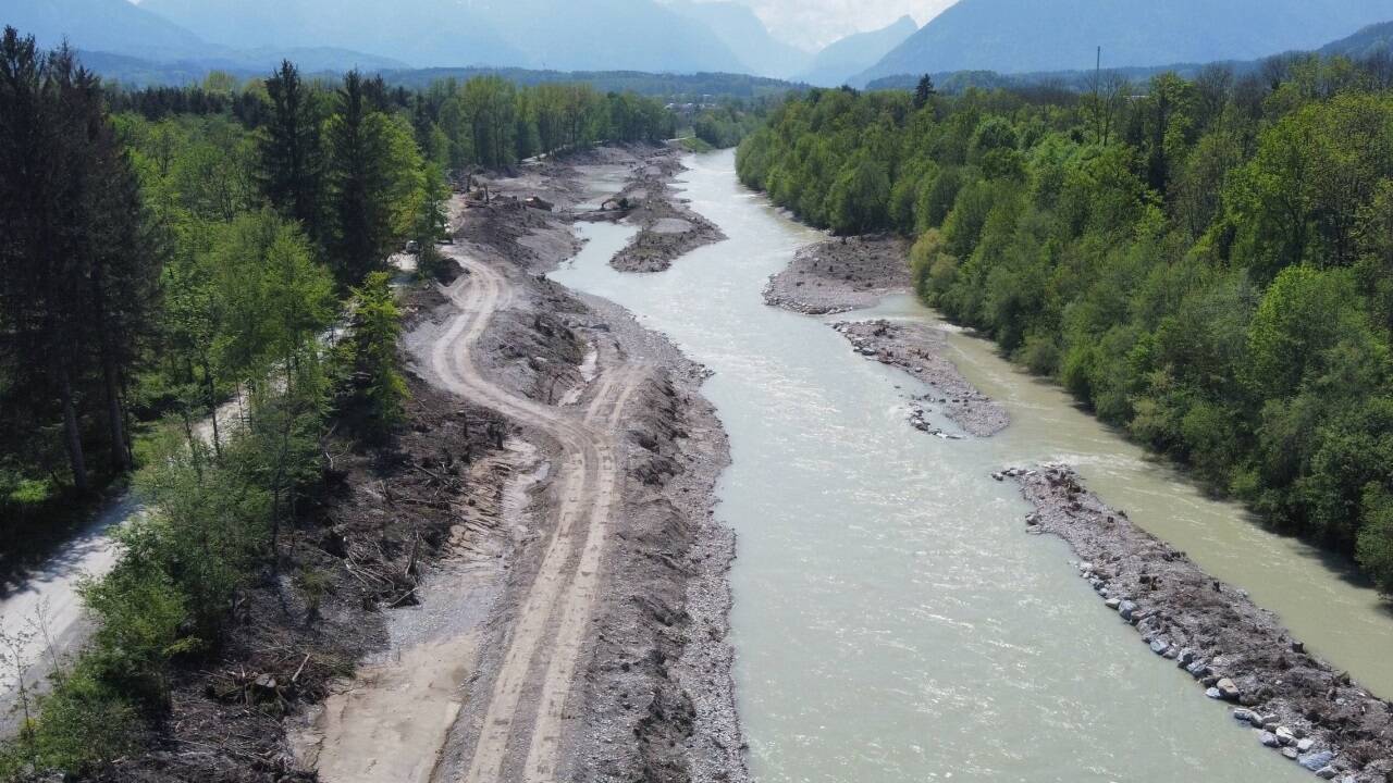 Aufweitung der Saalach in Wals-Siezenheim: Drohnenaufnahmen zeigen am 9. Mai 2023 den aktuellen Ausbaustand. Das Projekt soll im Jahr 2025 abgeschlossen sein. 