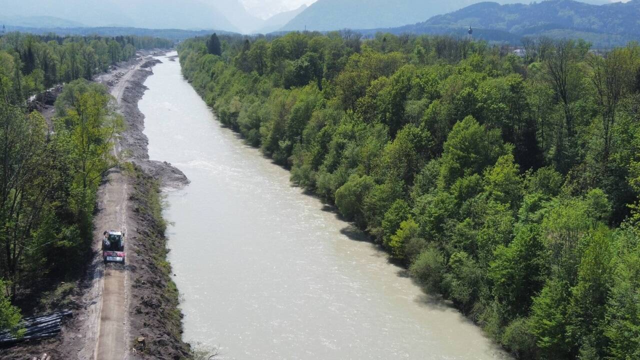 Aufweitung der Saalach in Wals-Siezenheim: Drohnenaufnahmen zeigen am 9. Mai 2023 den aktuellen Ausbaustand. Das Projekt soll im Jahr 2025 abgeschlossen sein. 