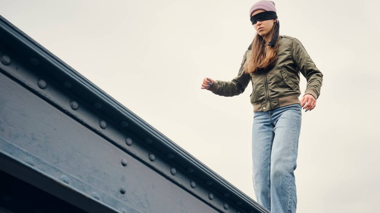 Franziskas Nichte Vanessa (Lola Höller) lässt sich auf gefährliche Mutproben ein, mit denen sie auf Social Media Eindruck schinden will. 