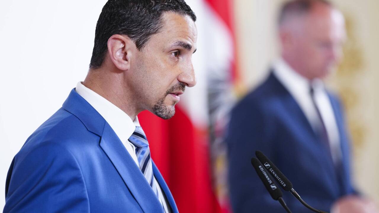 Omar Haijawi-Pirchner, Chef des Verfassungsschutzes DSN, mit Innenminister Gerhard Karner (ÖVP) im Hintergrund bei der Präsentation des Verfassungsschutzberichts 2022.  Omar Haijawi-Pirchner, Chef des Verfassungsschutzes DSN, mit Innenminister Gerhard Karner (ÖVP) im Hintergrund bei der Präsentation des Verfassungsschutzberichts 2022.