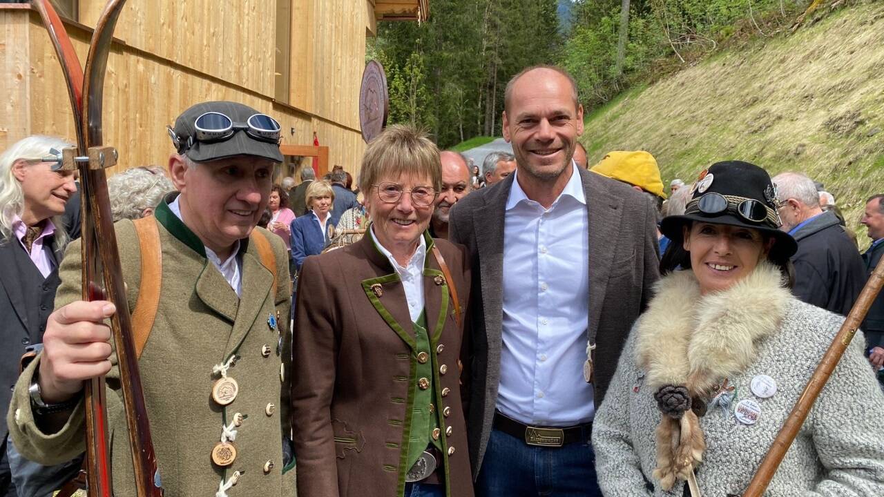 Alles was in Salzburg im Skisport Rang und Namen hatte, traf sich am Freitag in Werfenweg zur Eröffnung der Sonderausstellung im Skimuseum „Annemarie Moser“. Österreichs Jahrhundertsportlerin freute sich unter anderem über ein Treffen mit Abfahrtsweltmeister Michael Walchhofer und mit nostalgischen Skisportlerinnen und Skisportler. Alles was in Salzburg im Skisport Rang und Namen hatte, traf sich am Freitag in Werfenweg zur Eröffnung der Sonderausstellung im Skimuseum „Annemarie Moser“. Österreichs Jahrhundertsportlerin freute sich unter anderem über ein Treffen mit Abfahrtsweltmeister Michael Walchhofer und mit nostalgischen Skisportlerinnen und Skisportler.