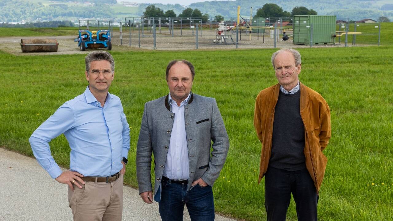 Hans Jürgen Wimmer, Bürgermeister Johann Stemeseder und Herbert Maurer vor der bereits bestehenden Erdgasanlage auf dem Mangelberg.  