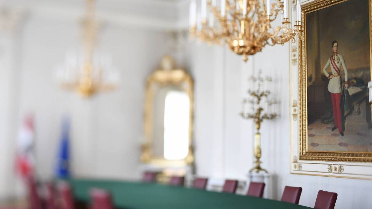 Der große Ministerratssaal im Bundeskanzleramt. Wer nach der nächsten Wahl im Kanzlersessel unter dem Kaiserbild Platz nehmen wird, ist offen. 