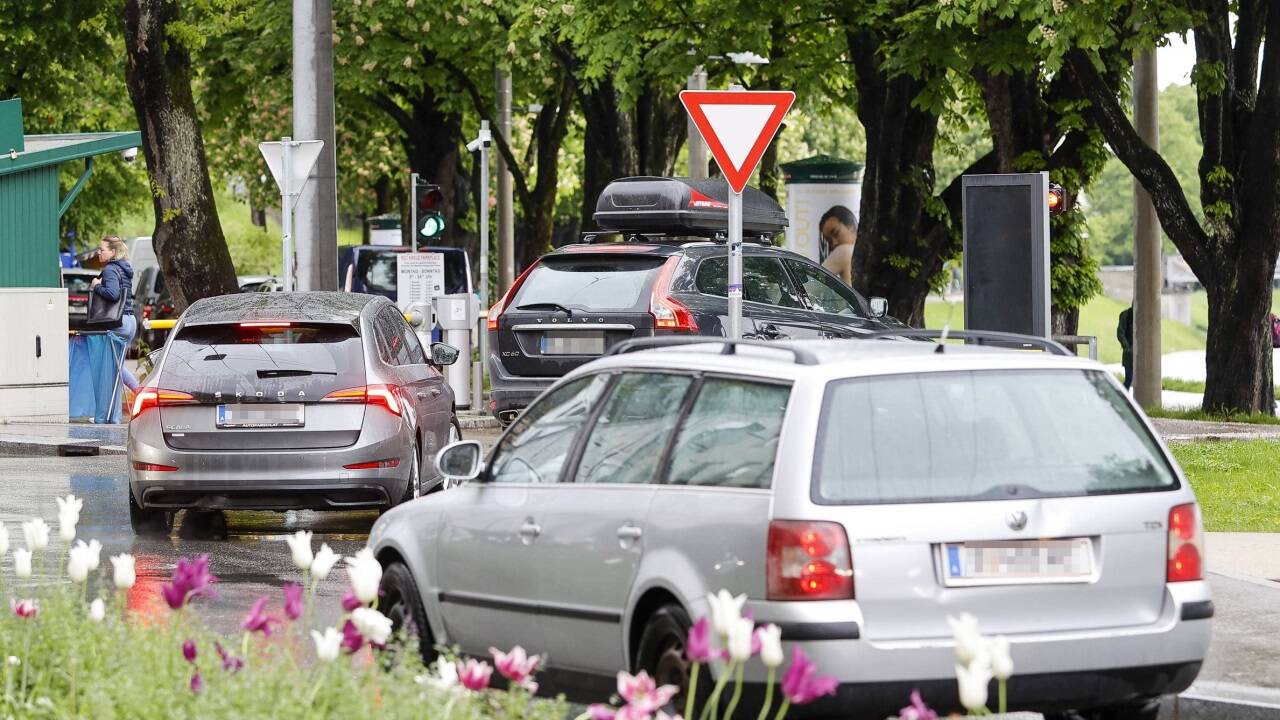 Wartende Lenker verursachen mit ihren Pkw beim Kreisverkehr am Museumsplatz (Rotkreuz-Parkplatz) regelmäßig ein Chaos. Wartende Lenker verursachen mit ihren Pkw beim Kreisverkehr am Museumsplatz (Rotkreuz-Parkplatz) regelmäßig ein Chaos.