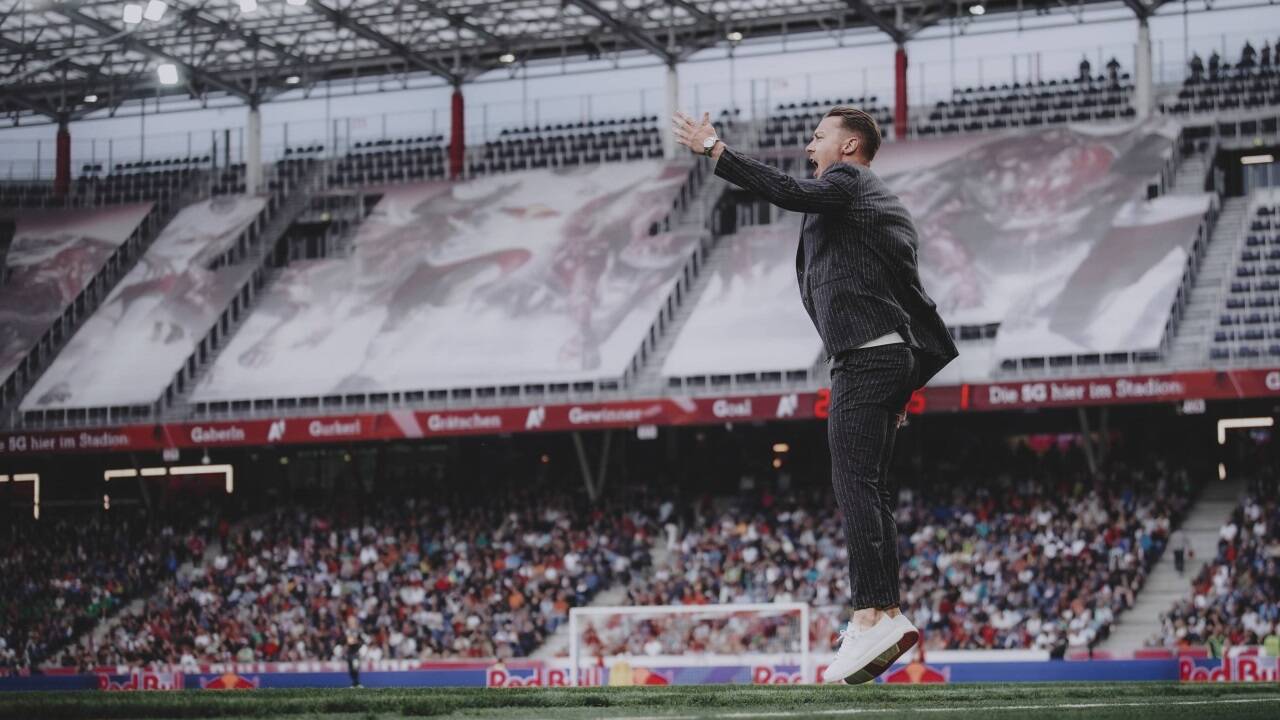 Red-Bull-Arena: Der Stadion-Oberrang bleibt auch gegen Sturm mit großen Red-Bull-Sujets abgehängt. Red-Bull-Arena: Der Stadion-Oberrang bleibt auch gegen Sturm mit großen Red-Bull-Sujets abgehängt.