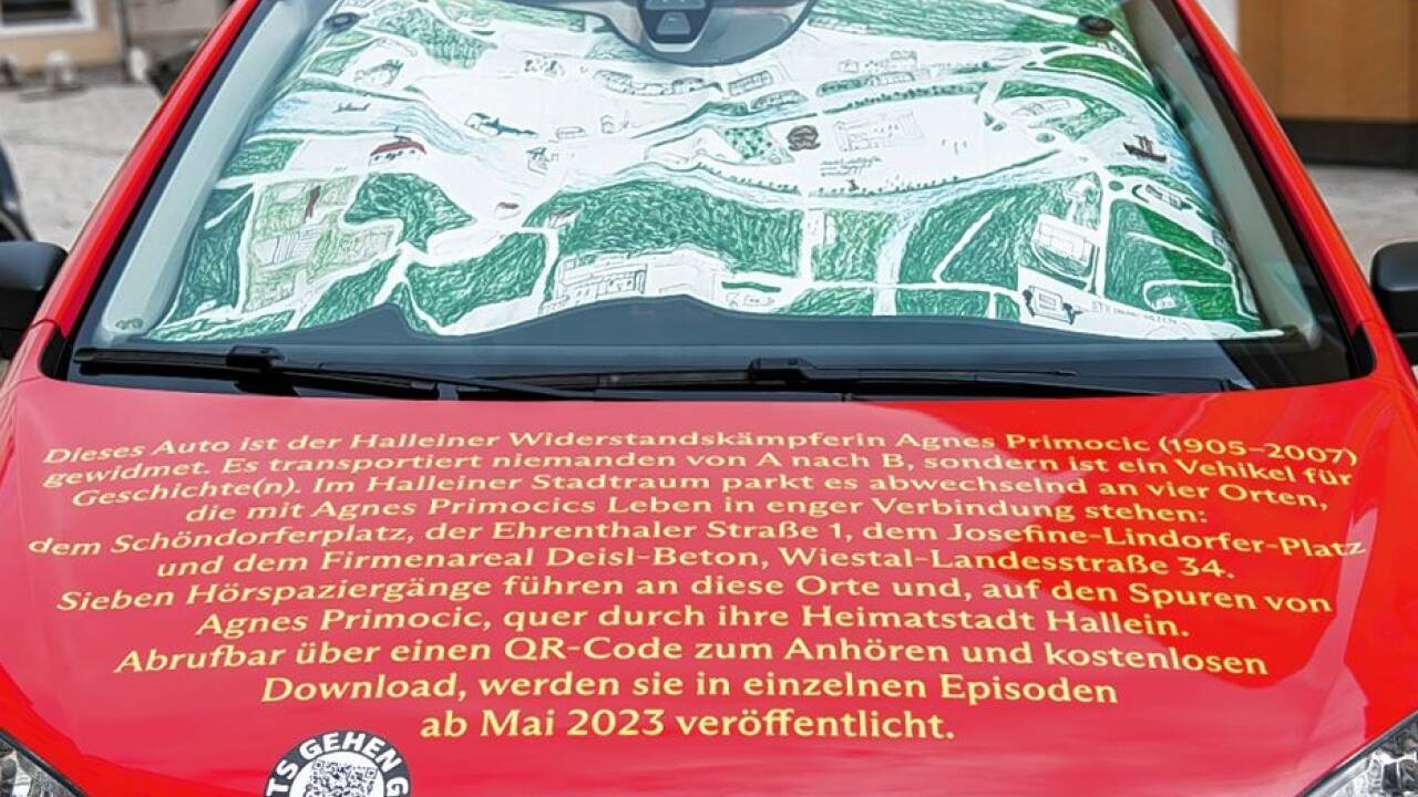 Der rote Pkw wird ein Jahr lang in Hallein zu sehen sein, via QR-Code sind ab sofort Hörspaziergänge auf den Spuren von Primocic abrufbar.  
