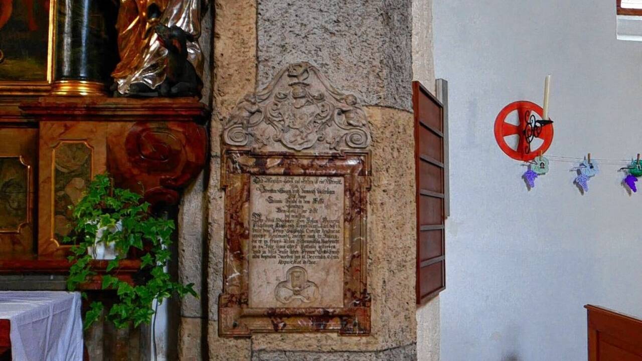 Nahe dem Altarraum ist die Gedenktafel zu finden.  